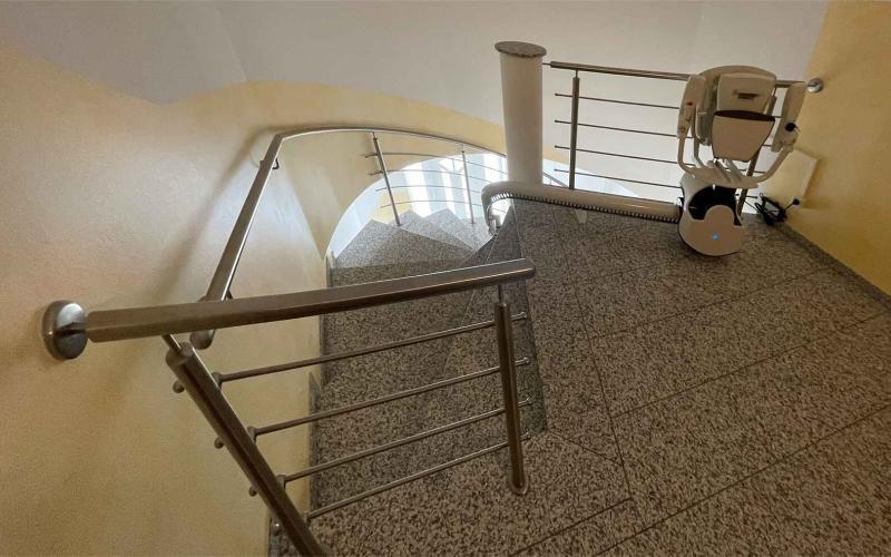 06-Treppenhaus-mit-Treppenlift