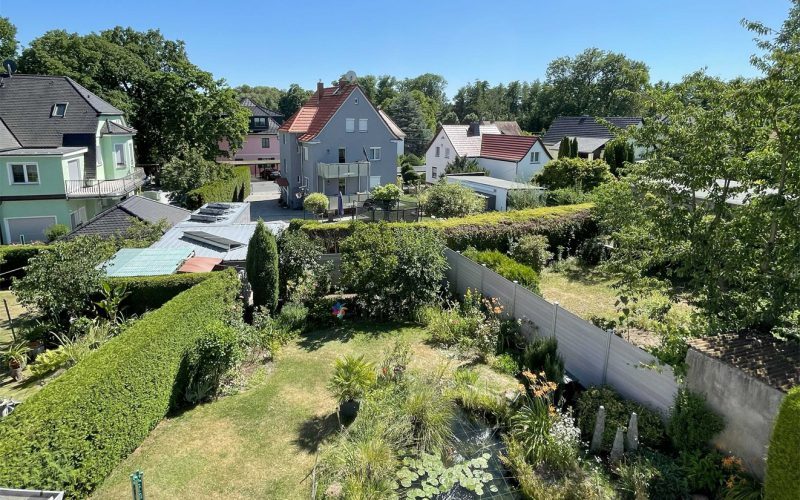 Garten-mit-Teich-vom-Balkon-au
