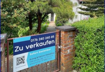 Einfamilienhaus mit Verkaufsschild