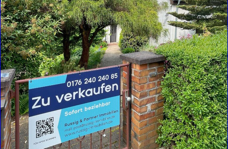 Einfamilienhaus mit Verkaufsschild